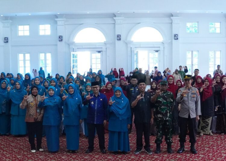 Wakil Wali Kota Bukittinggi, Ibnu Asis, mengukuhkan Ny. Yesi Endriani Ramlan sebagai Bunda PAUD sekaligus Bunda Literasi Kota Bukittinggi.
