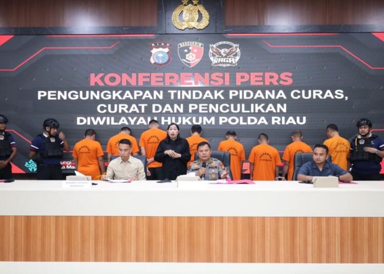 Konferensi pers tiga kasus kriminal menonjol yang sempat menghebohkan masyarakat di Mapolda Riau, Selasa (14/10/2025).