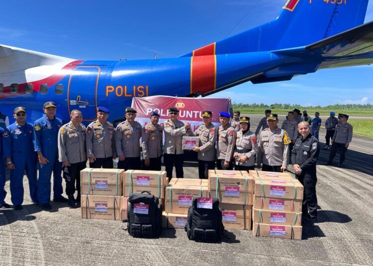 Bantuan sosial kemanusiaan dari Polri untuk Provinsi Sumatera Barat tiba di Bandara Internasional Minangkabau (BIM), Sabtu (29/11/2025).