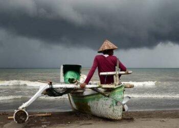 Gelombang Tinggi Lumpuhkan Aktivitas Nelayan Tradisional di Pariaman