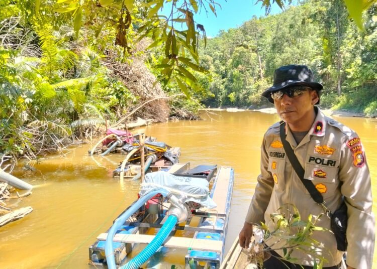 Polisi menertibkan rakit yang digunakan penambang emas illegal di aliran Sungai Setingkat, Desa Sungai Raja, Kecamatan Kampar Kiri, Kabupaten Kampar, Riau, Sabtu (1/11/2025). Foto: Dok. Polsek Kampar Kiri.