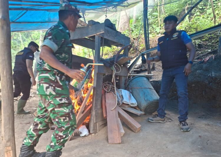 Petugas membakar peralatan tambang emas ilegal di wilayah Sapan, Jorong Balun, Nagari Pakan Rabaa Tengah, Kecamatan Koto Parik Gadang Diateh (KPGD), Kabupaten Solok Selatan, Kamis (6/10/2025). Foto: Dok. Polda Sumbar