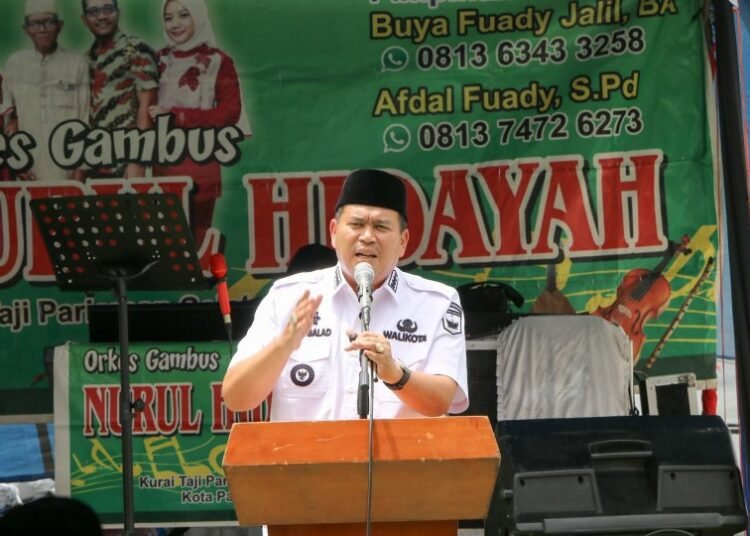 Wali Kota Pariaman, Yota Balad, saat memberikan sambutan dalam kegiatan Badoncek di Desa Kampung Baru, Kecamatan Pariaman Tengah, (12/11/2025).