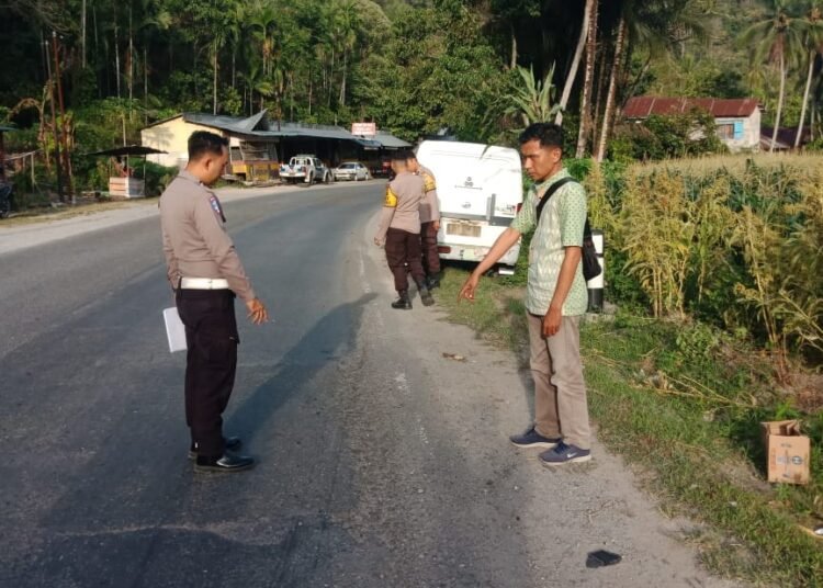 Polisi melakukan olah TKP di lokasi kecelakaan di Jorong Sungai Lasi, Nagari Pianggu, Kecamatan IX Koto Sungai Lasi, Kabupaten Solok, Kamis (13/11/2025) sore. Foto: Dok. Polres Solok Kota.