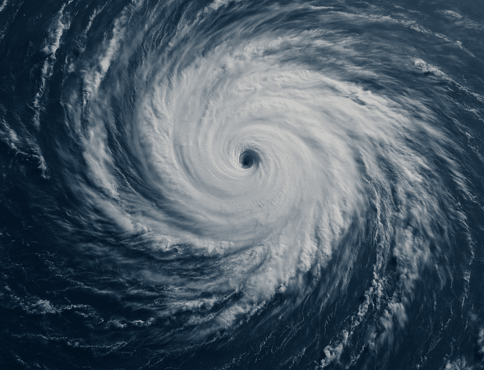 Ilustrasi citra satelit memperlihatkan struktur spiral siklon tropis dengan pusat pusaran yang rapat. Fenomena atmosfer seperti ini menunjukkan sistem cuaca ekstrem yang dapat memicu hujan lebat, angin kencang, dan gangguan hidrometeorologi di wilayah sekitarnya.