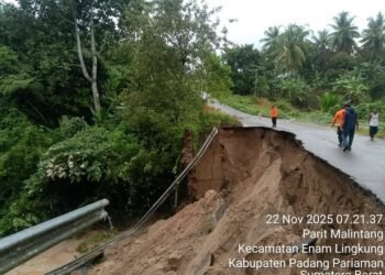 Jalan Utama ke Polres Padang Pariaman Ditutup Akibat Longsor