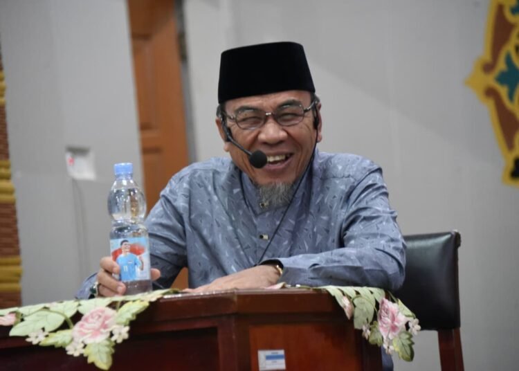 Wakil Wali Kota Padang, Maigus Nasir, memberikan ceramah pada program Subuh Mubarakah di Masjid Ikhwatun, Kelurahan Parupuk Tabing, Kecamatan Koto Tangah, Sabtu (15/11/2025).