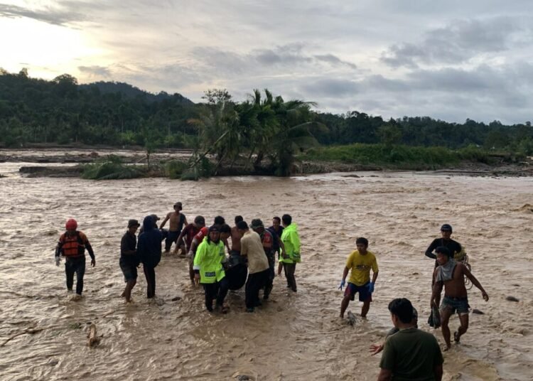Evakuasi korban yang ditemukan meninggal dunia di aliran Sungai Korong Kampung Tangah Anduring, Kecamatan 2x11 Kayu Tanam, pada Jumat (28/11) sore.