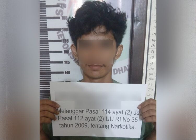 Polisi menangkap mahasiswa terduga pengedar sabu-sabu berinisial G (21), di Jorong Ranah Mulia, Kenagarian Koto Gadang, Kecamatan Koto Besar, Dharmasraya, pada Minggu (9/11/2025).  Foto: Polres Dharmasraya