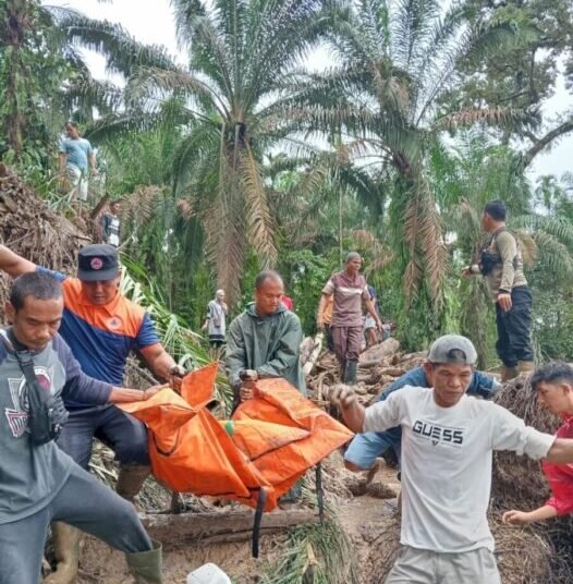 Evakuasi korban banjir bandang di Padang, Jumat (28/11/2025).