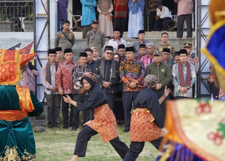 Festival Pasambahan Kato se-Padang Panjang, Batipuh, dan X Koto (Pabasko) dibuka di Lapangan Balai Gadang, Nagari Batipuah Baruah, Kabupaten Tanah Datar, Sabtu (1/11/2025).
