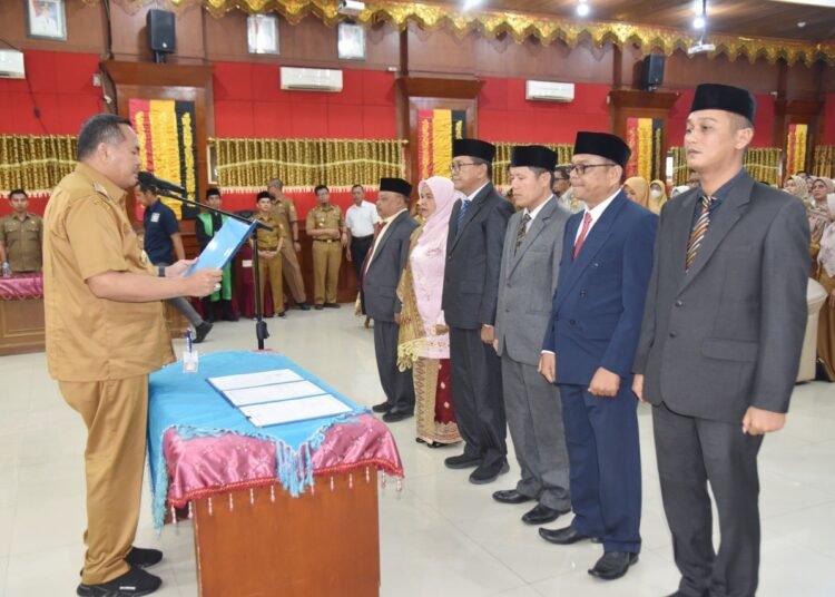 Wali Kota Pariaman, Yota Balad, melantik enam pejabat baru di Aula Balai Kota Pariaman, Senin (4/11/2025).
