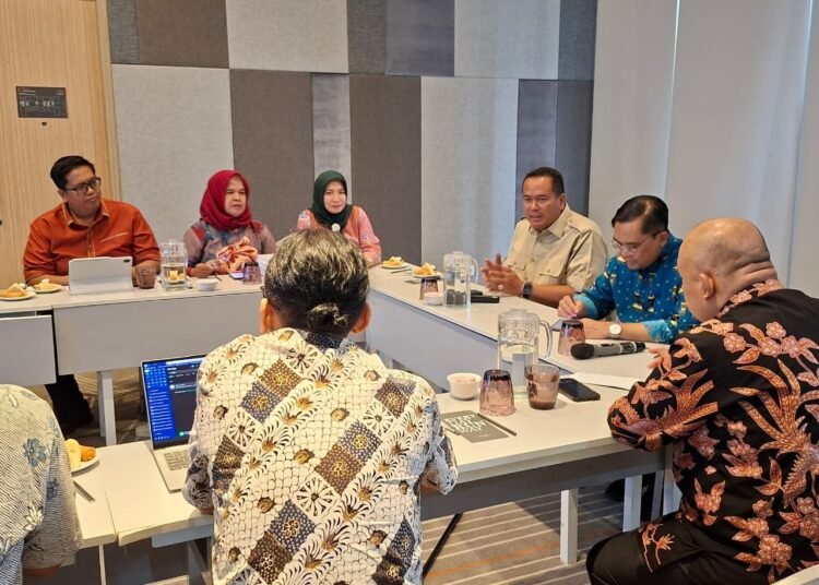 Wali Kota Pariaman, Yota Balad, beraudiensi bersama Direktur Jenderal Pendidikan Anak Usia Dini, Pendidikan Dasar, dan Pendidikan Menengah, Gogot Suharwoto, di Hotel Harris Vertu Harmoni Jakarta, Jumat (7/11/2025).