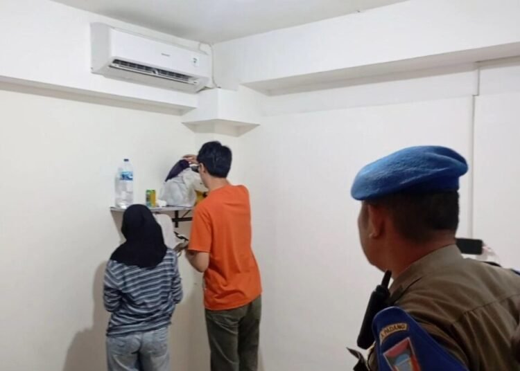 Petugas Satpol PP Padang mengamankan pasangan tanpa ikatan resmi di penginapan, Senin (10/11/2025). IST