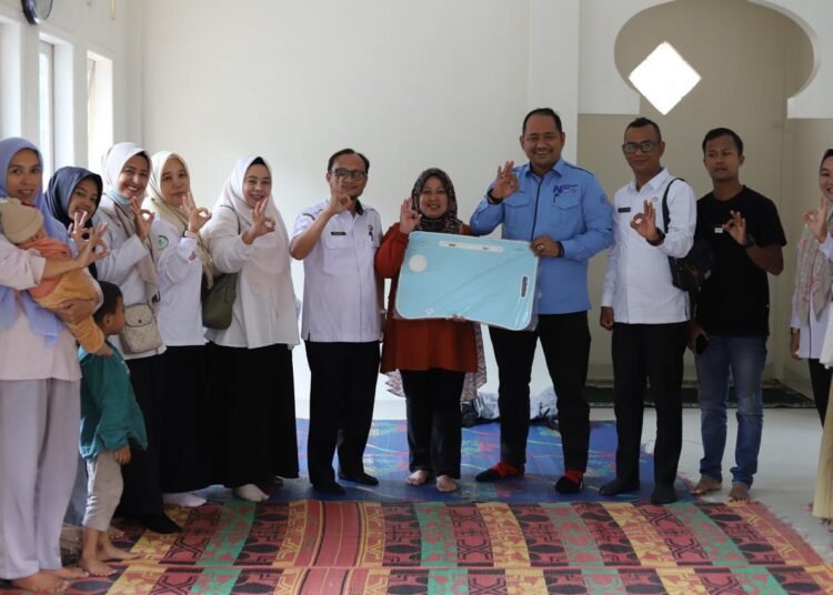 Bank Nagari Cabang Padang Panjang menyerahkan bantuan meja untuk Posyandu di RT 20, Kelurahan Silaing Bawah, Kecamatan Padang Panjang Barat, Rabu (12/11/2025).