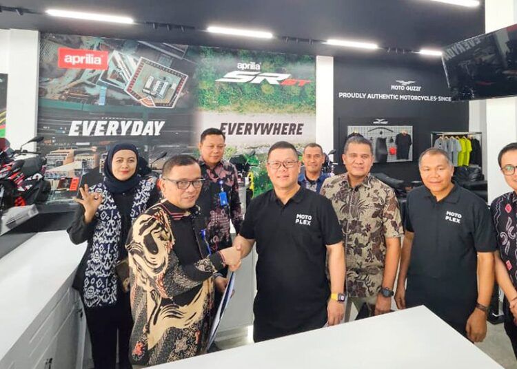 Foto bersama usai penandatanganan kerja sama oleh Pemimpin Divisi Pemasaran Bank Nagari, Syafrizal CH, dan Direktur Utama PT Amartha Kura Motorindo, Albert Gani, di Motoplex Pekanbaru pada Kamis (13/11/2025).