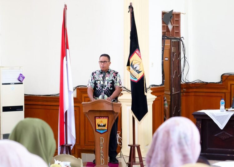 Wakil Wali Kota Pariaman, Mulyadi, menyampaikan Jawaban Wali Kota Pariaman Yota Balad atas Pandangan Umum Fraksi-Fraksi DPRD Kota Pariaman terhadap Nota Keuangan dan Rancangan Perda APBD Tahun Anggaran 2026, Kamis (13/11/2025).