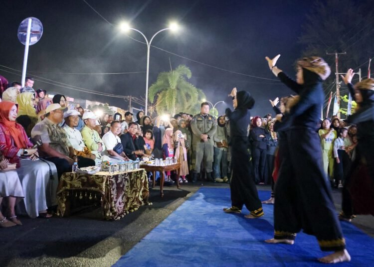 Warga menikmati kegiatan Bermalam Mingguan di Balaikota Pariaman, Sabtu malam (15/11/2025). Acara ini menjadi ruang publik baru bagi kreativitas anak muda dan UMKM lokal.
