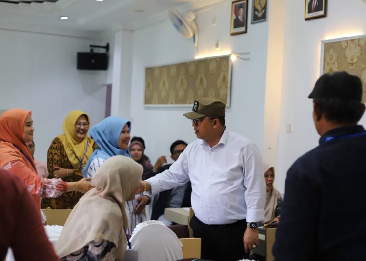 Wali Kota Padang Panjang, Hendri Arnis, saat membuka Pelatihan Kapasitas Pengurus Koperasi Desa/Koperasi Merah Putih (KDKMP) di Hall Hotel Pangeran, Kamis (20/11/2025).