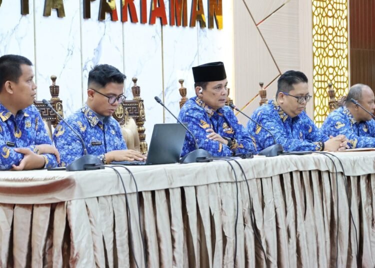 Sekretaris Kota Pariaman, Afrizal Azhar, membuka kegiatan pembekalan Petugas Pendataan dan Penagihan PBB-P2 di Aula Balai Kota Pariaman, Senin (17/11/2025).