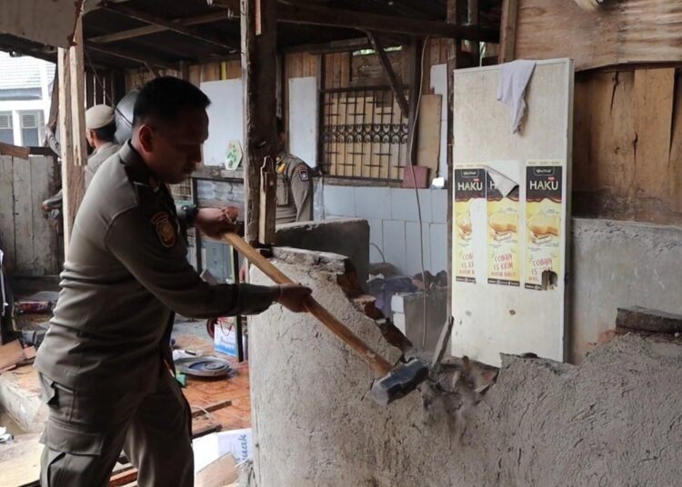 Bangunan liar (Bangli) yang berdiri di atas fasilitas umum (Fasum) di kawasan Kubu Marapalam, Kecamatan Padang Timur, Kota Padang, dibongkar Tim Satuan Kerja Keamanan Ketertiban Kota (SK4) pada Rabu (19/11/2025).