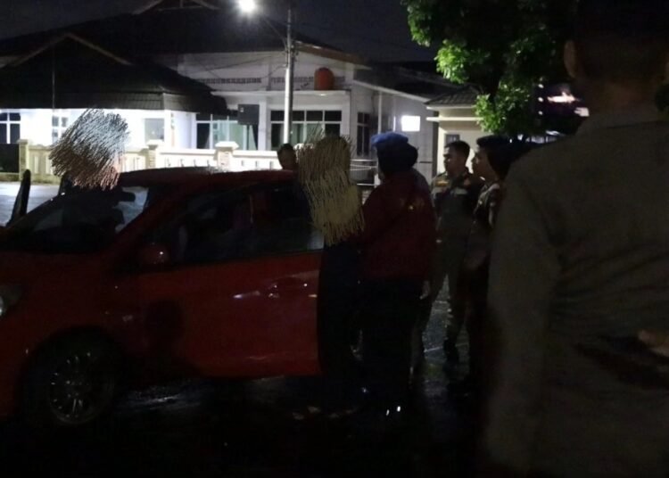 Satuan Polisi Pamong Praja (Satpol PP) Kota Padang melakukan pengawasan penginapan dan kos-kosan pada Selasa (18/11/2025) dini hari.