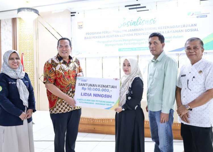 Wali Kota Pariaman menyerahkan secara simbolis santunan untuk pekerja rentan pada sosialisasi Program Perlindungan Jaminan Sosial Ketenagakerjaan bagi Pekerja Rentan, yang digelar di Pendopo Rumah Dinas Wali Kota Pariaman, Jumat (21/11/2025).