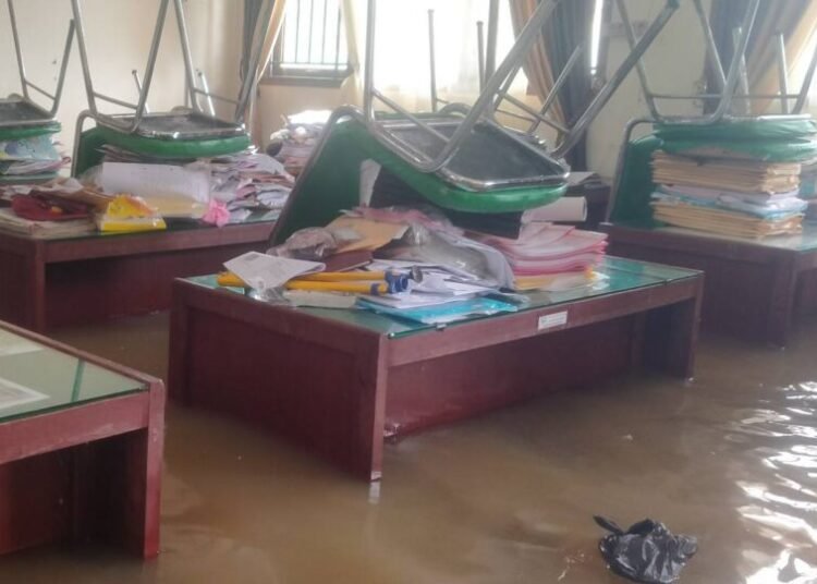 Banjir menggenangi ruang guru salah satu sekolah di Pasaman Barat, Selasa (25/11/2025).