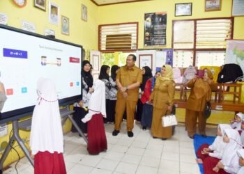 Transformasi Sekolah di Pariaman: Siswa Antusias Belajar dengan Smartboard, Wali Kota Turun Meninjau