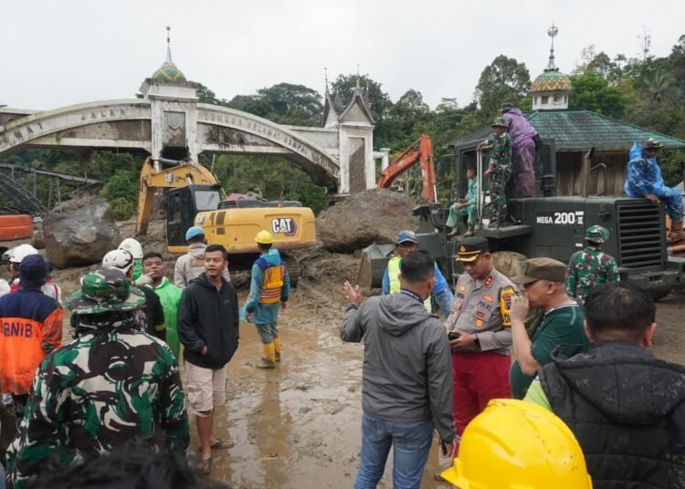 Petugas gabungan mencari korban banjir bandang di jembatan kembar jalan Silaing Padang Panjang. IST