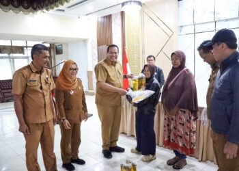 5.279 KPM di Pariaman Terima 20 Kg Beras & 4 Liter Minyak Gratis