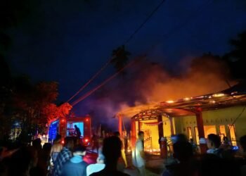 Kebakaran Hebat di Pesisir Selatan, Petugas Damkar Padamkan Api Dua Jam