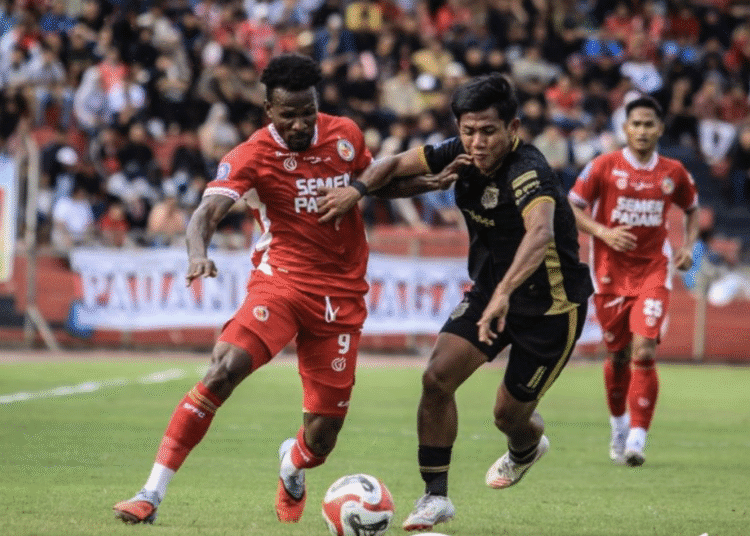 Momen perebutan bola antara Semen Padang vs Bhayangkara FC di Stadion H. Agus Salim, Senin (20/10/2025). Foto: Tangkapan layar  X Semen Padang @SemenPadangFCID)