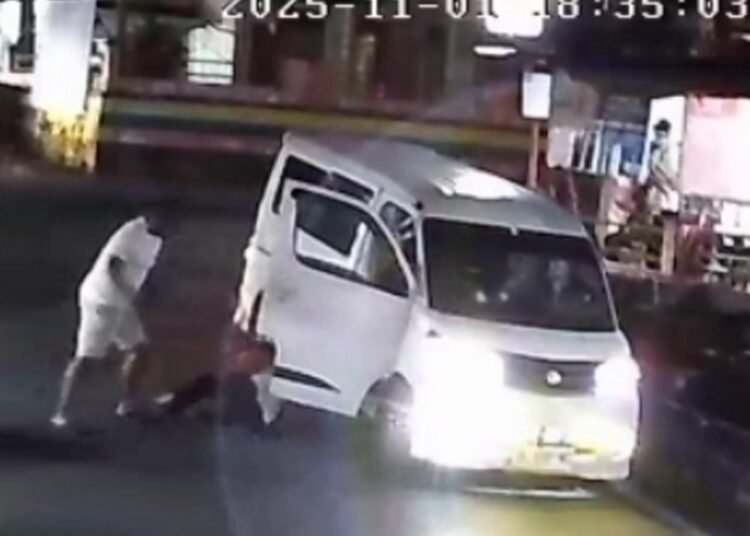 Tangkapan layar CCTV aksi pemukulan terhadap sopir travel di kawasan Pasar Maninjau Kabupaten Agam.