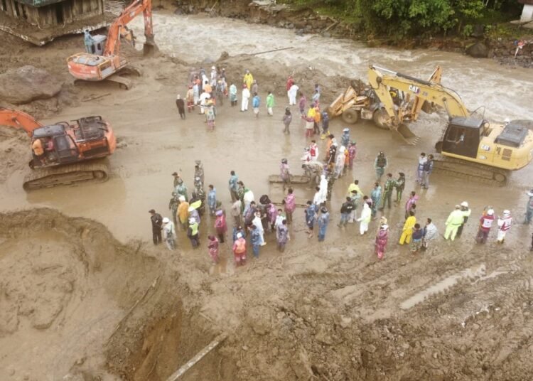 Pencarian korban banjir bandang di kawasan jembatan kembar Padang Panjang, Jumat (28/11/2025).