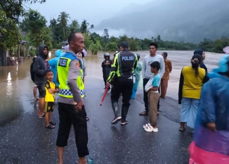 Jalan penghubung Padang-Bengkulu tidak bisa dilalui kendaraan di Nagari Duku, Kecamatan Koto XI Tarusan, Pesisir Selatan pada Senin (24/11/2025).