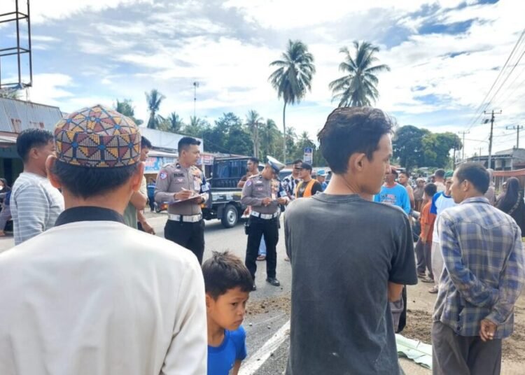 Polisi sedang melakukan olah TKP di lokasi kecelakaan di Toboh Gadang, Padang Pariaman, Minggu (16/11/2025).