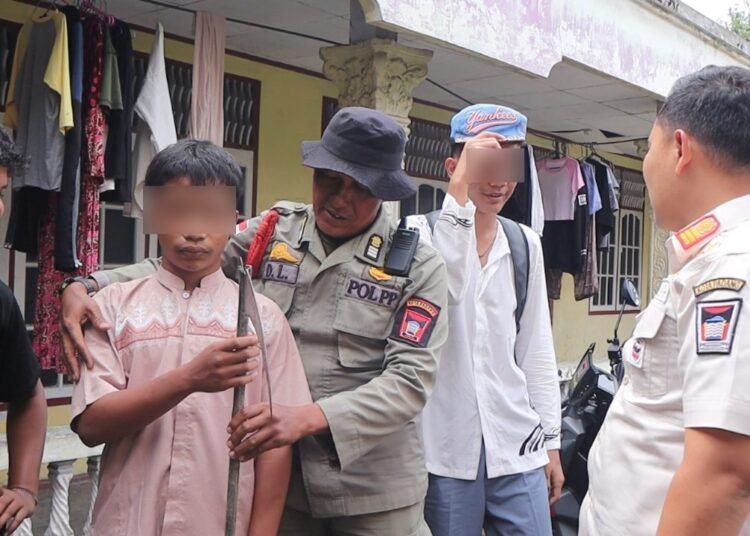 Dua pelajar Kota Padang yang bolos sekolah kedapatan membawa senjata tajam, Jumat (21/11/2025). Foto: IST