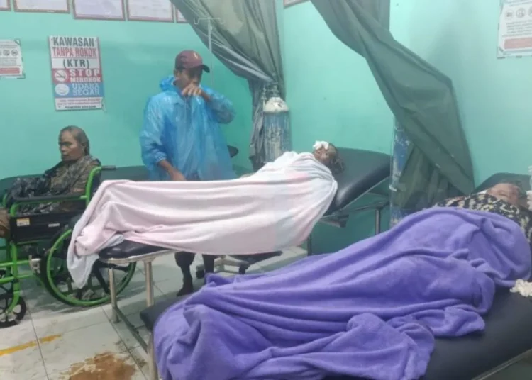 Korban selamat galado di Nagari Salareh Aia menjalani perawatan di Puskesmas. Foto: Dok. BPBD Agam