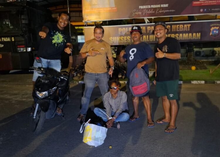 Polisi menangkap terduga pencuri sepeda motor di Tarandam, Padang, pada Sabtu (1/11). Foto: Polresta Padang
