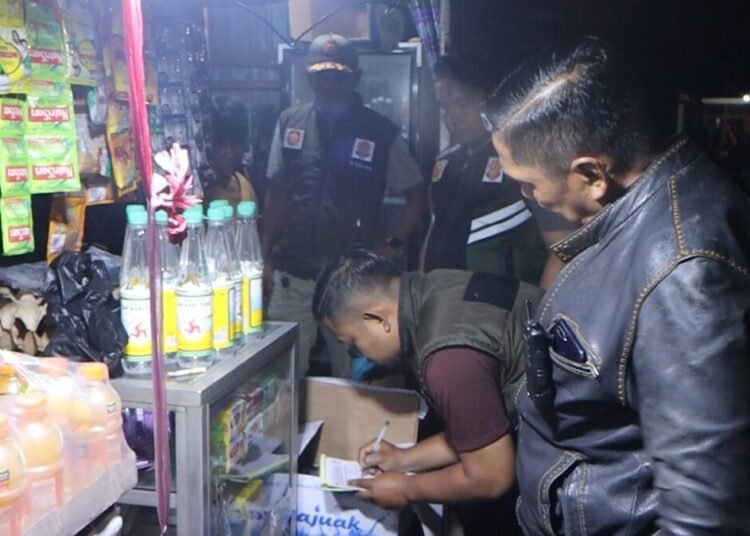Satpol PP Kota Padang merazia minuman beralkohol tanpa izin edar dari sebuah warung di Jalan Veteran, Kecamatan Padang Barat, pada Minggu (2/11/2025) dini hari. Foto: Satpol PP Padang