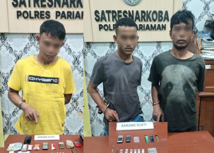 Petugas Satresnarkoba Polres Pariaman mengamankan tiga pelaku beserta barang bukti sabu-sabu dan ganja siap edar dalam penggerebekan di Batu Basa, Padang Pariaman, pada Senin malam (27/10/2025).