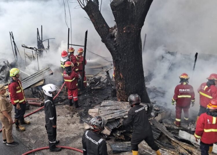 Tiga bangunan terbakar di tepi banda bakali di Kelurahan Alai Parak Kopi, Kecamatan Padang Utara, Kota Padang, terbakar pada Selasa (4/11) sore. Foto: Dinas Damkar Padang
