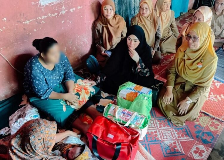Anggota DPRD Sumbar, Sri Kumala Dewi, bersama pegawai dinas terkait mengunjungi siswi SMAN 3 Lengayang di rumah orang tua siswi itu di Kampung Sumbaru, Nagari Kambang, Kecamatan Lengayang, Pesisir Selatan, pada Selasa (4/11). Foto: IST
