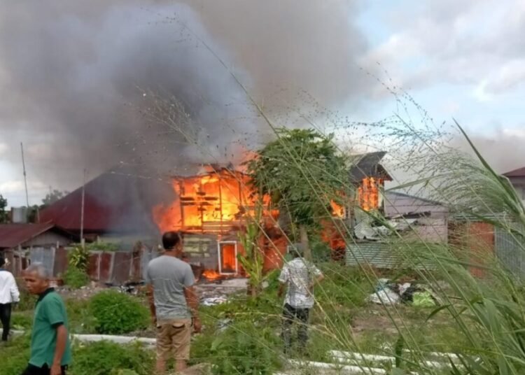 Satu unit rumah permanen terbakar di Jorong Surau Gadang, Nagari Batu Taba, Kecamatan Ampek Angkek, Kabupaten Agam, Selasa (4/11) pukul 14.00 WIB. Foto: Dinas Damkar Agam