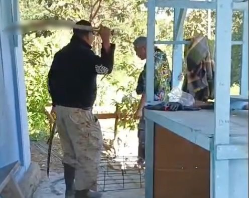 Seorang pria menodongkan samurai kepada satu keluarga di Nagari Lolo, Kecamatan Pantai Cermin, Kabupaten Solok, pada Sabtu (1/11) pagi. Foto: Tangkapan layar media sosial