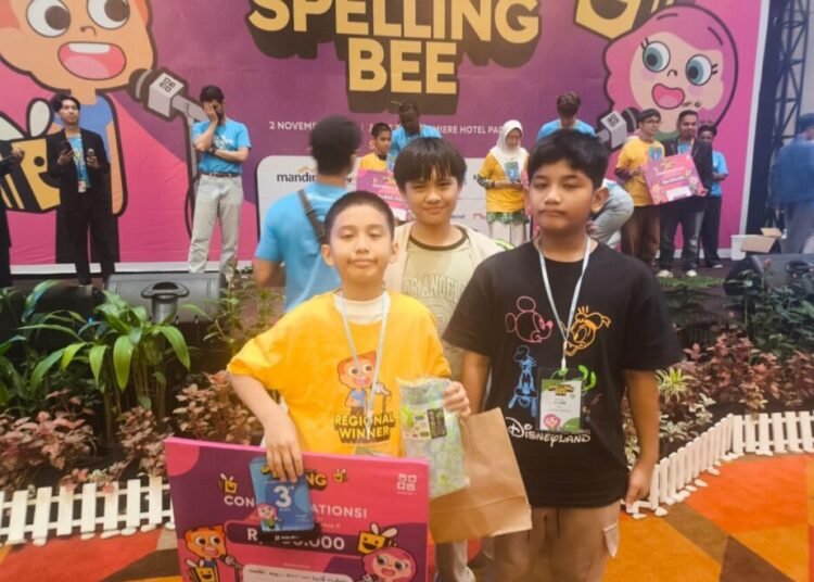 Muhammad Kingfahd Hariyona (kaos kuning), siswa SD Citra Al Madina, menjadi juara 3 pada spelling bee tingkat Sumbar yang diadakan oleh English 1 Padang pada 2 November 2025. Foto: IST