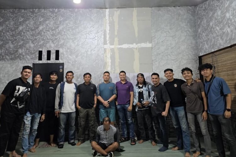 Polisi menangkap pria berinisial J (54) di sebuah warung di daerah Pasar Raya Padang, Padang, pada Rabu (5/11/2025) sekitar pukul 23.30 WIB atas dugaan menyetubuhi anak tirinya inisial R (14), di Padang Pariaman. Foto: Polres Padang Pariaman