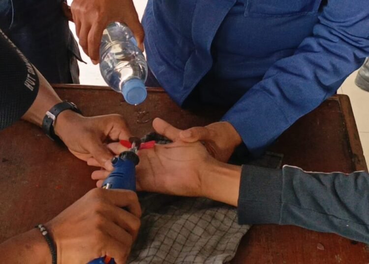 Petugas Dinas Damkar Padang melepaskan cincin pelajar di markas dinas itu pada Kamis (6/11/2025). Foto: Dinas Damkar Padang