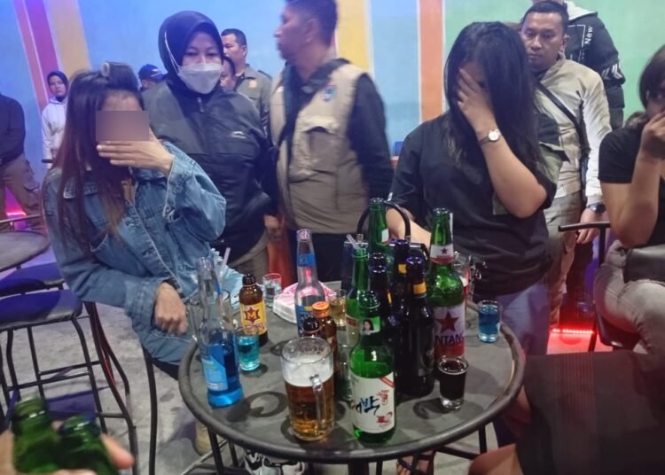 Satpol PP Payakumbuh menggelar razia tempat hiburan malam di kawasan Kelurahan Padang Data, Kecamatan Payakumbuh Barat, pada Kamis (6/10) sekitar pukul 01.00 WIB. Foto: Satpol PP Payakumbuh